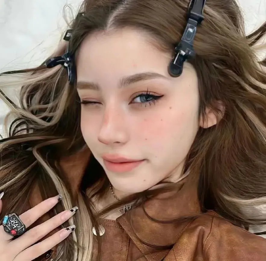 黑影窥窗